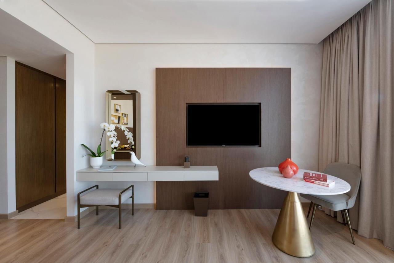 Movenpick Jumeirah Village Triangle Dubái Exterior foto A room at the hotel