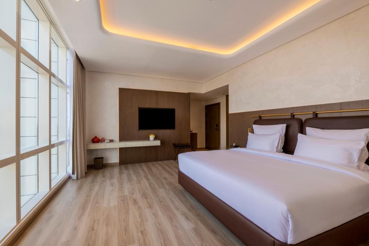 Movenpick Jumeirah Village Triangle Dubái Exterior foto