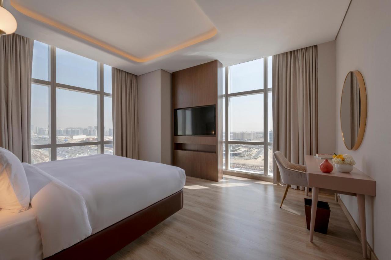 Movenpick Jumeirah Village Triangle Dubái Exterior foto A bedroom at the hotel
