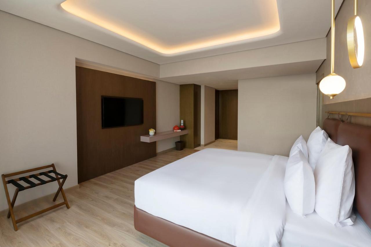 Movenpick Jumeirah Village Triangle Dubái Exterior foto A bedroom at the hotel
