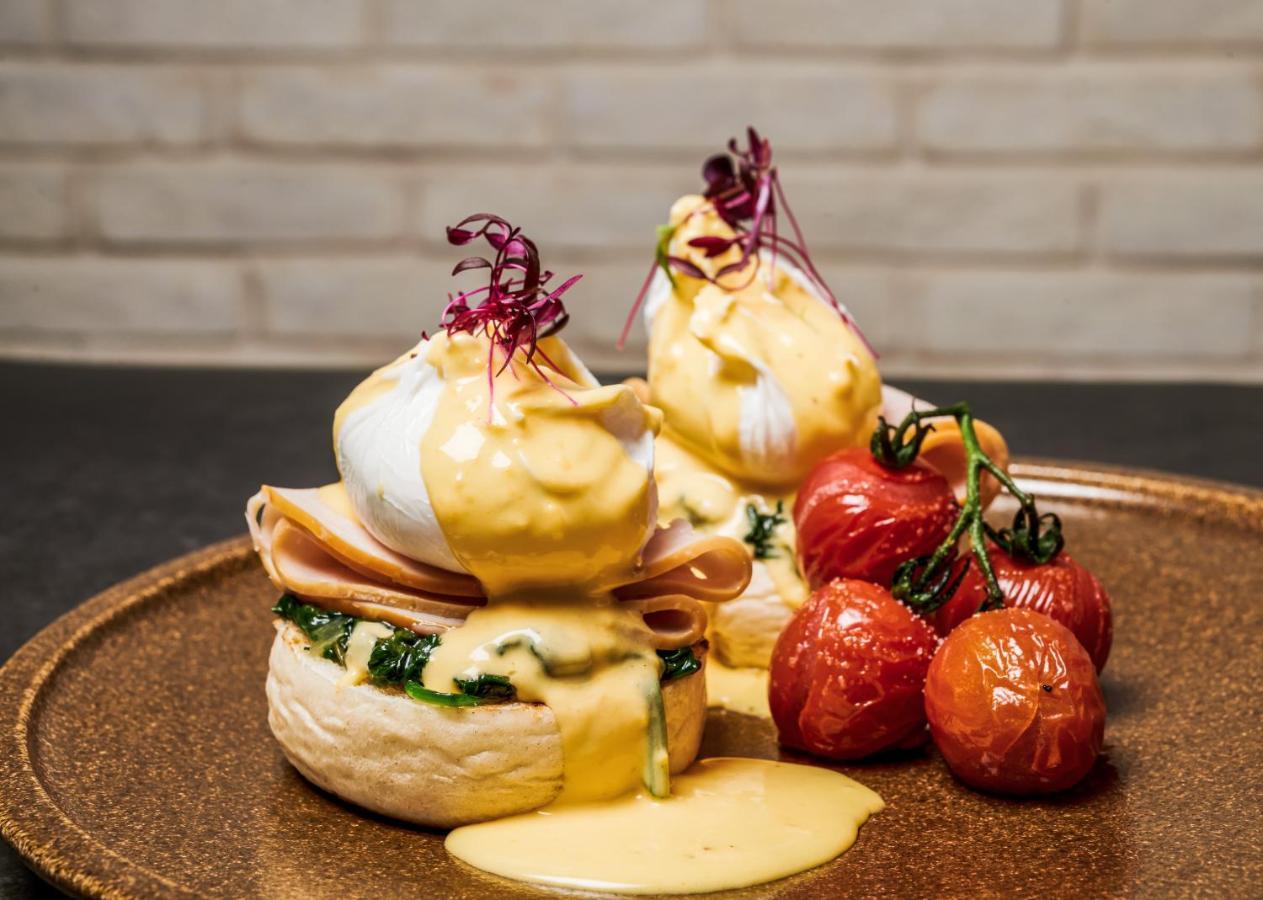 Movenpick Jumeirah Village Triangle Dubái Exterior foto Eggs Benedict