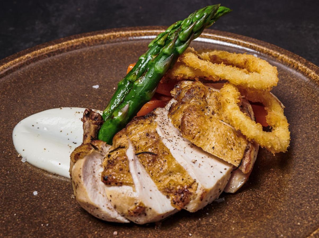 Movenpick Jumeirah Village Triangle Dubái Exterior foto A pork chop prepared sous vide