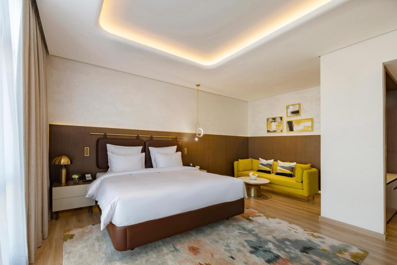 Movenpick Jumeirah Village Triangle Dubái Exterior foto A bedroom at the hotel