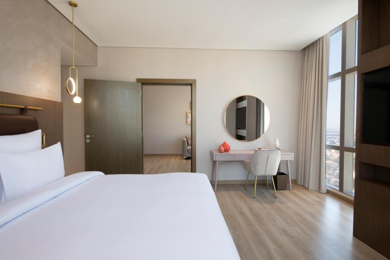 Movenpick Jumeirah Village Triangle Dubái Exterior foto A bedroom at the hotel