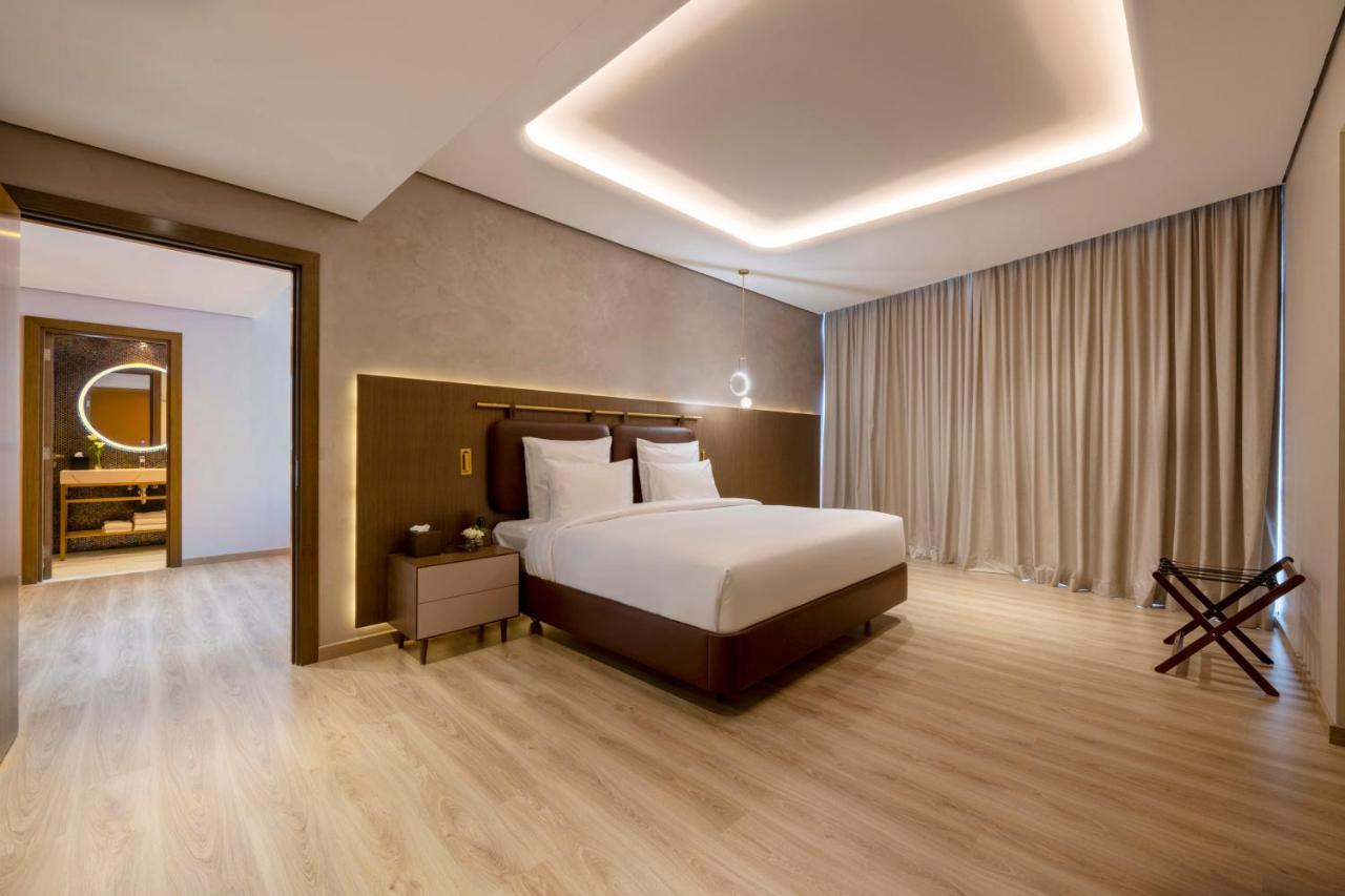 Movenpick Jumeirah Village Triangle Dubái Exterior foto Suite