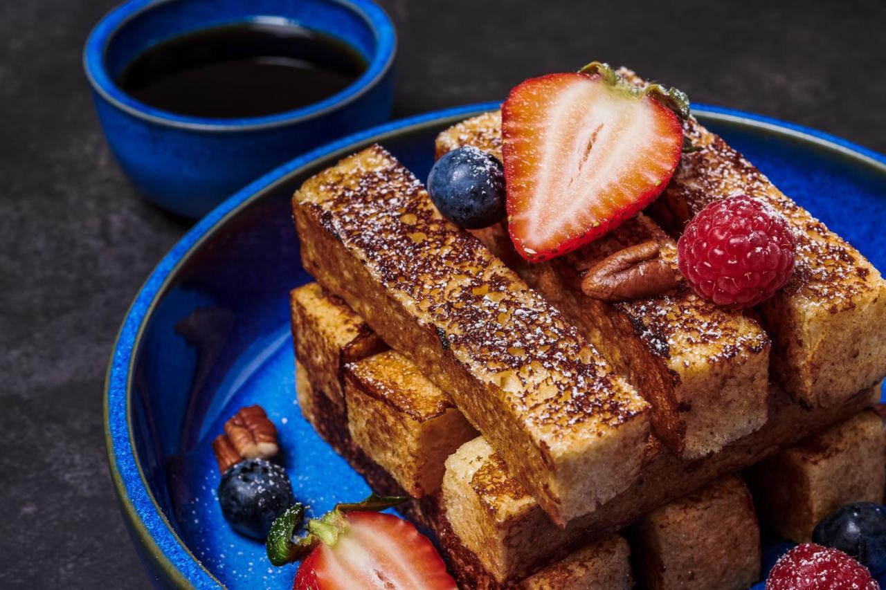 Movenpick Jumeirah Village Triangle Dubái Exterior foto French toast