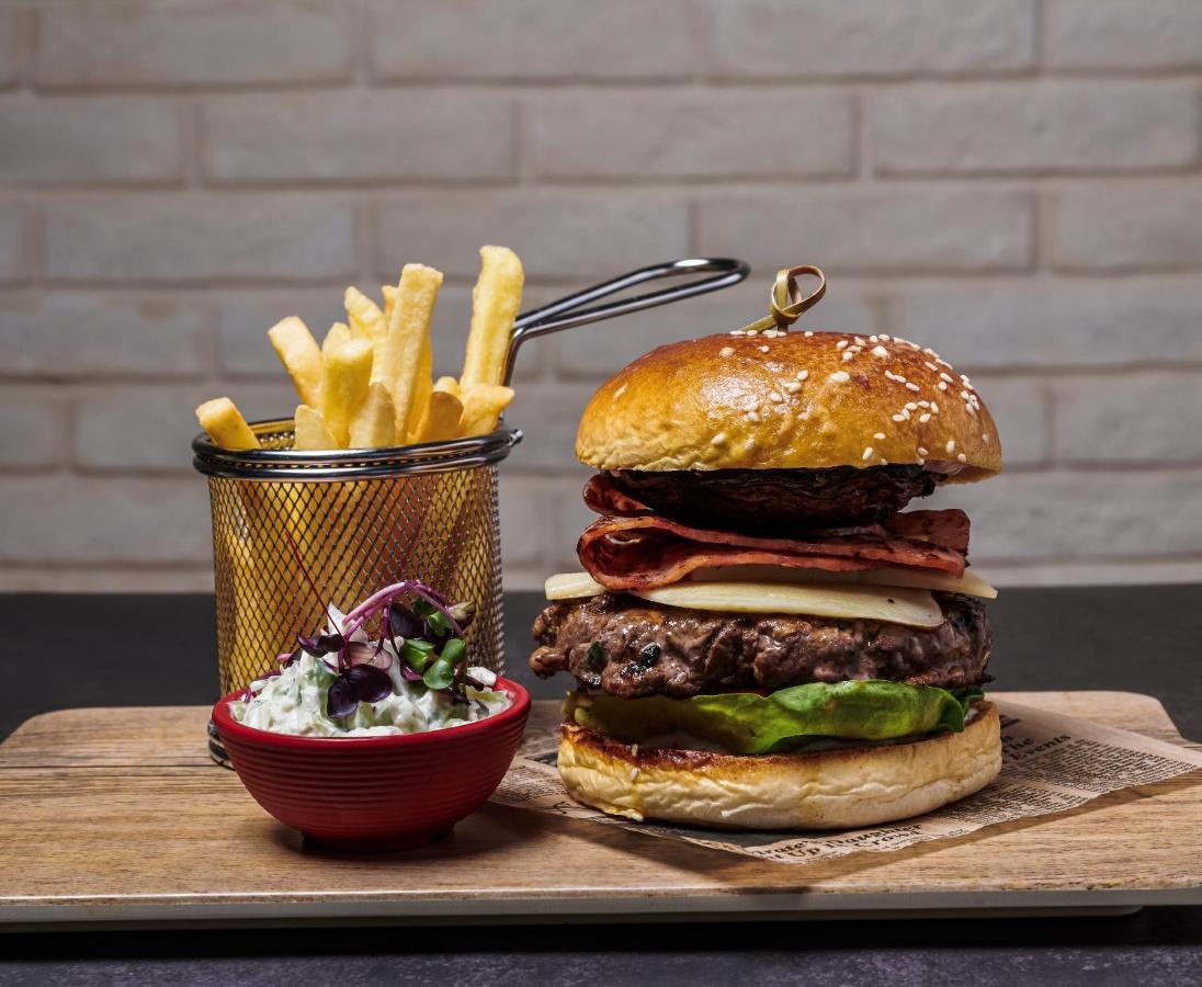 Movenpick Jumeirah Village Triangle Dubái Exterior foto A hamburger with chips