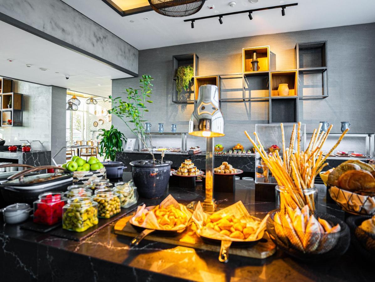 Movenpick Jumeirah Village Triangle Dubái Exterior foto The buffet at the restaurant