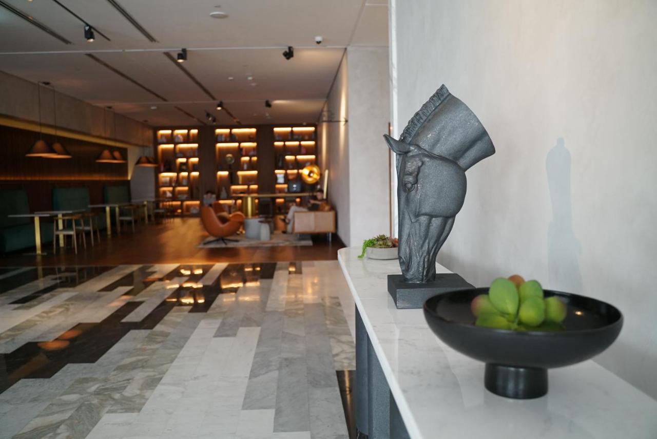 Movenpick Jumeirah Village Triangle Dubái Exterior foto The interior of the lounge