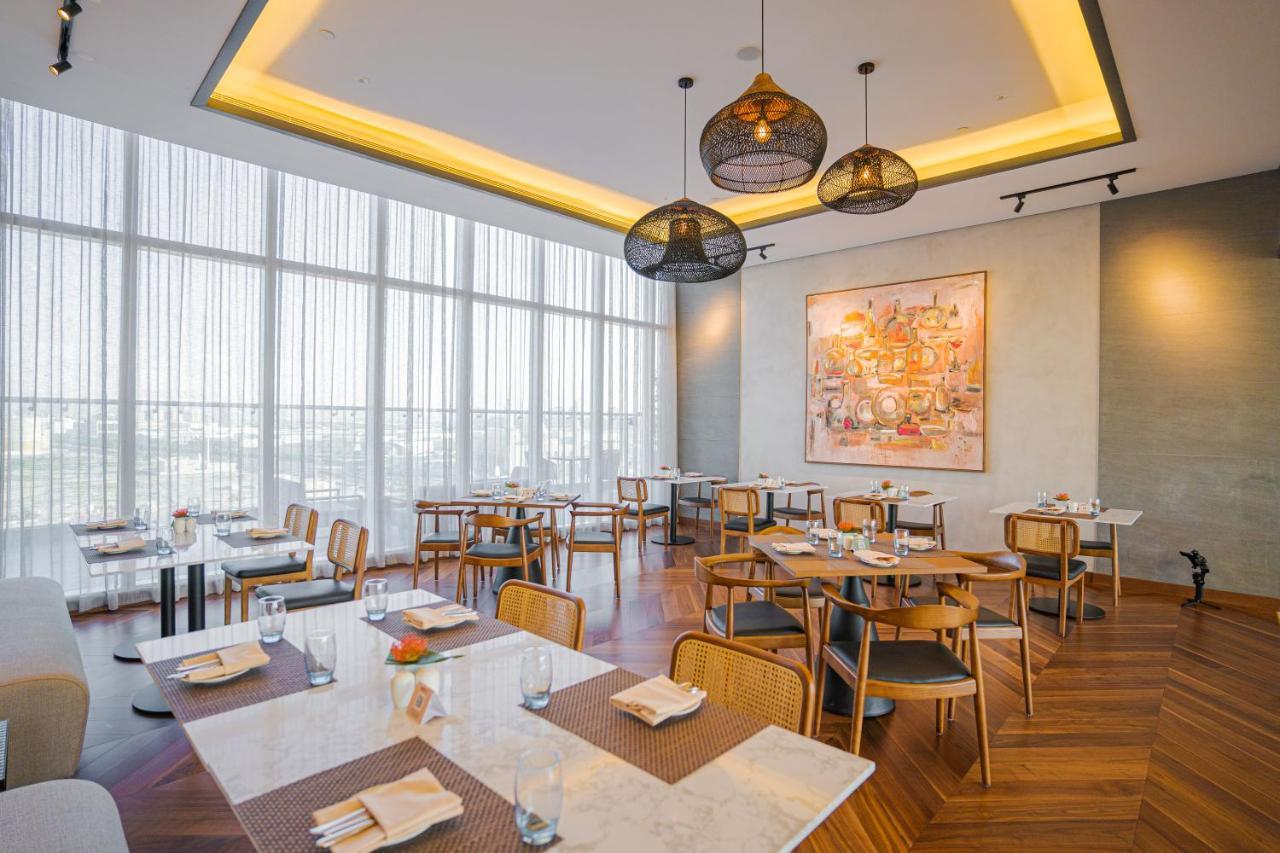 Movenpick Jumeirah Village Triangle Dubái Exterior foto The restaurant