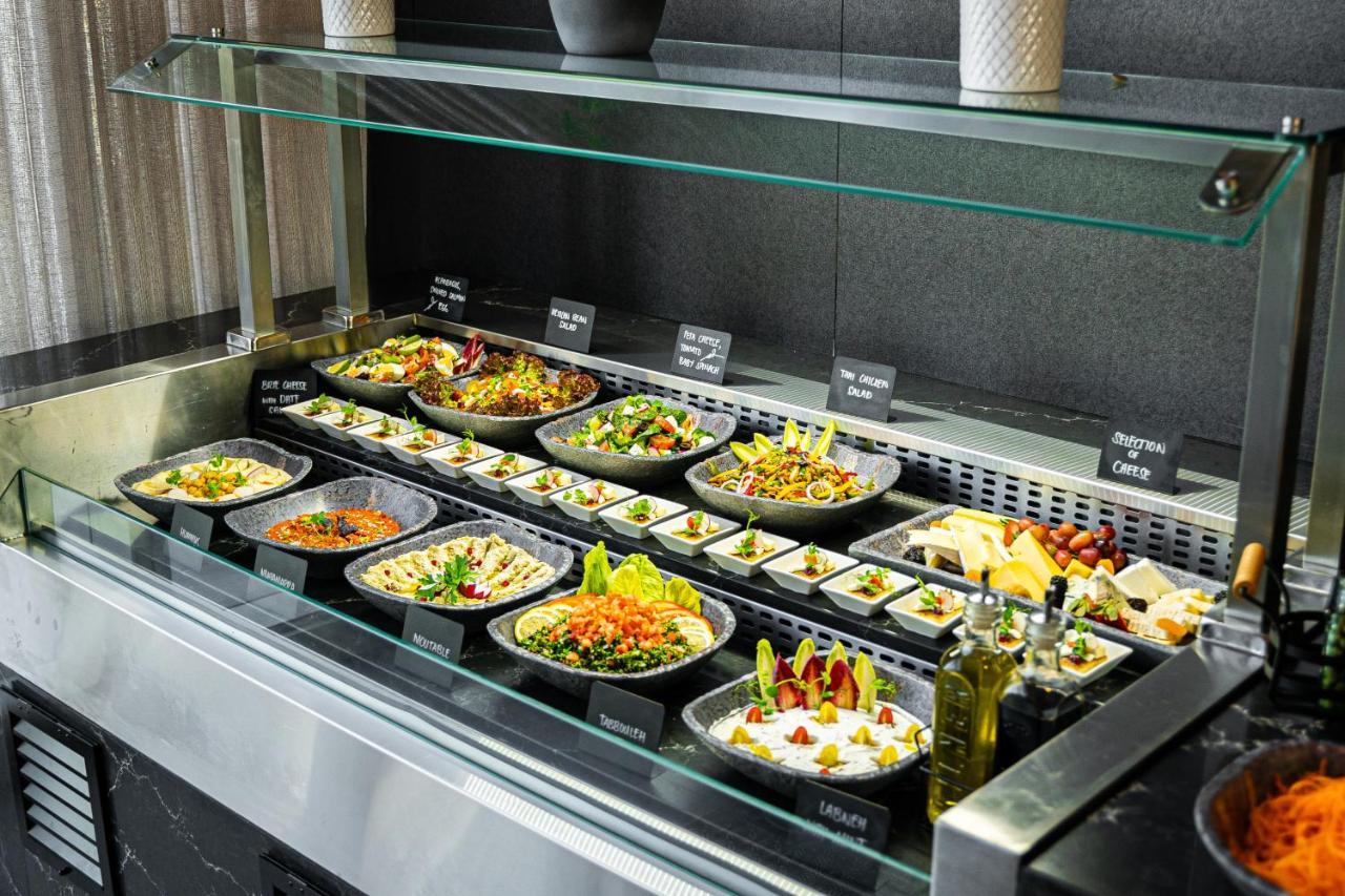 Movenpick Jumeirah Village Triangle Dubái Exterior foto A salad bar