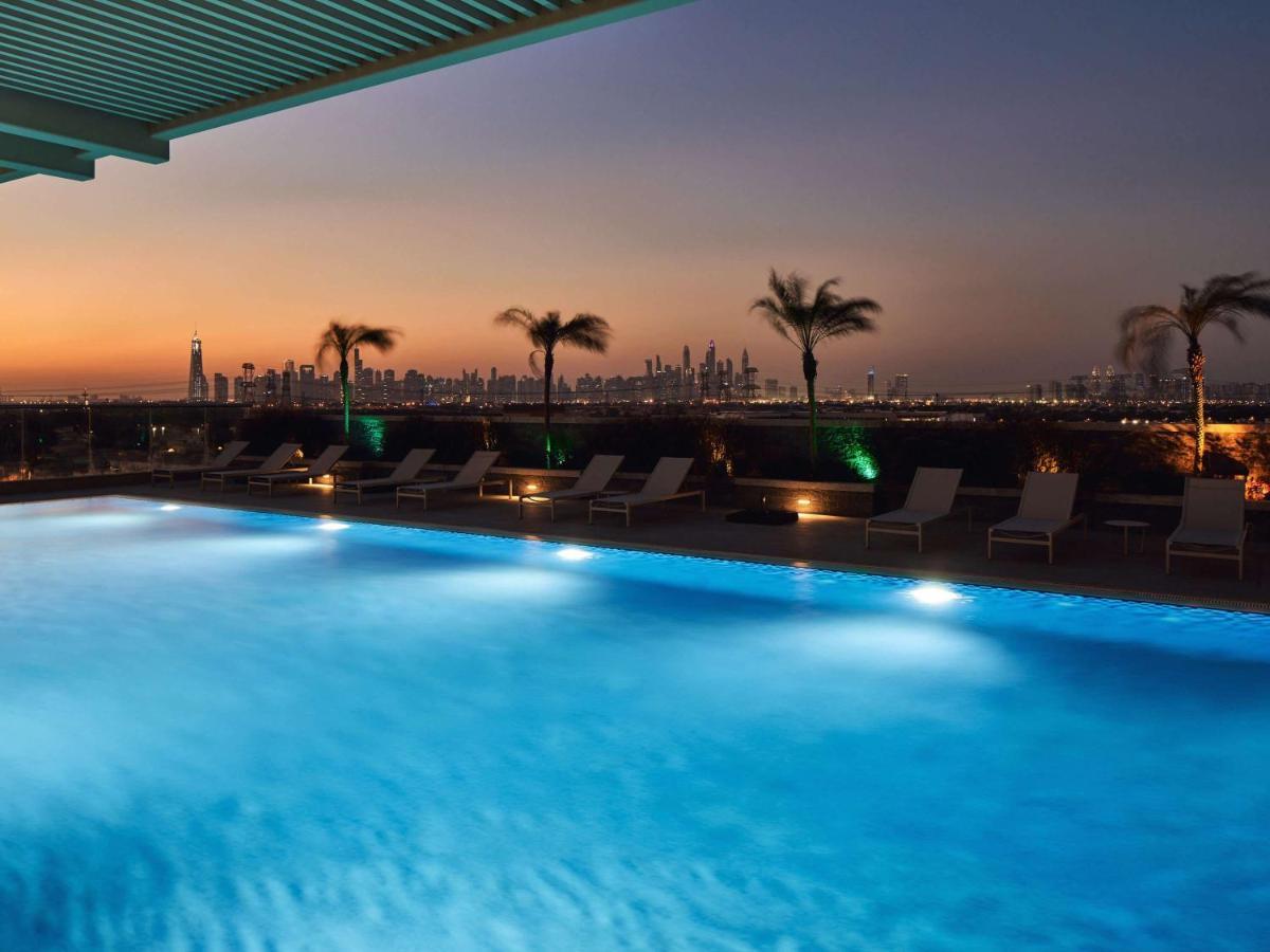 Movenpick Jumeirah Village Triangle Dubái Exterior foto The swimming pool at the hotel