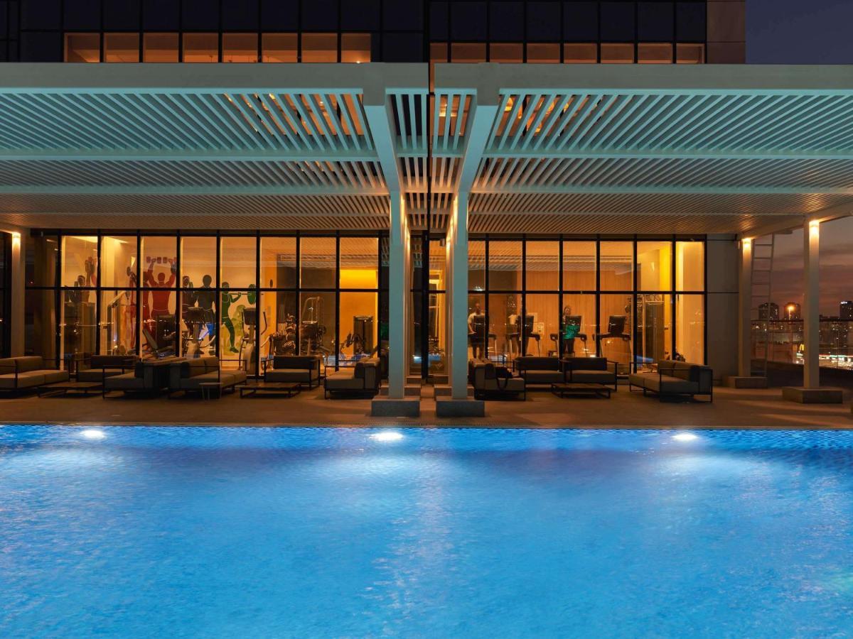 Movenpick Jumeirah Village Triangle Dubái Exterior foto The swimming pool at the hotel