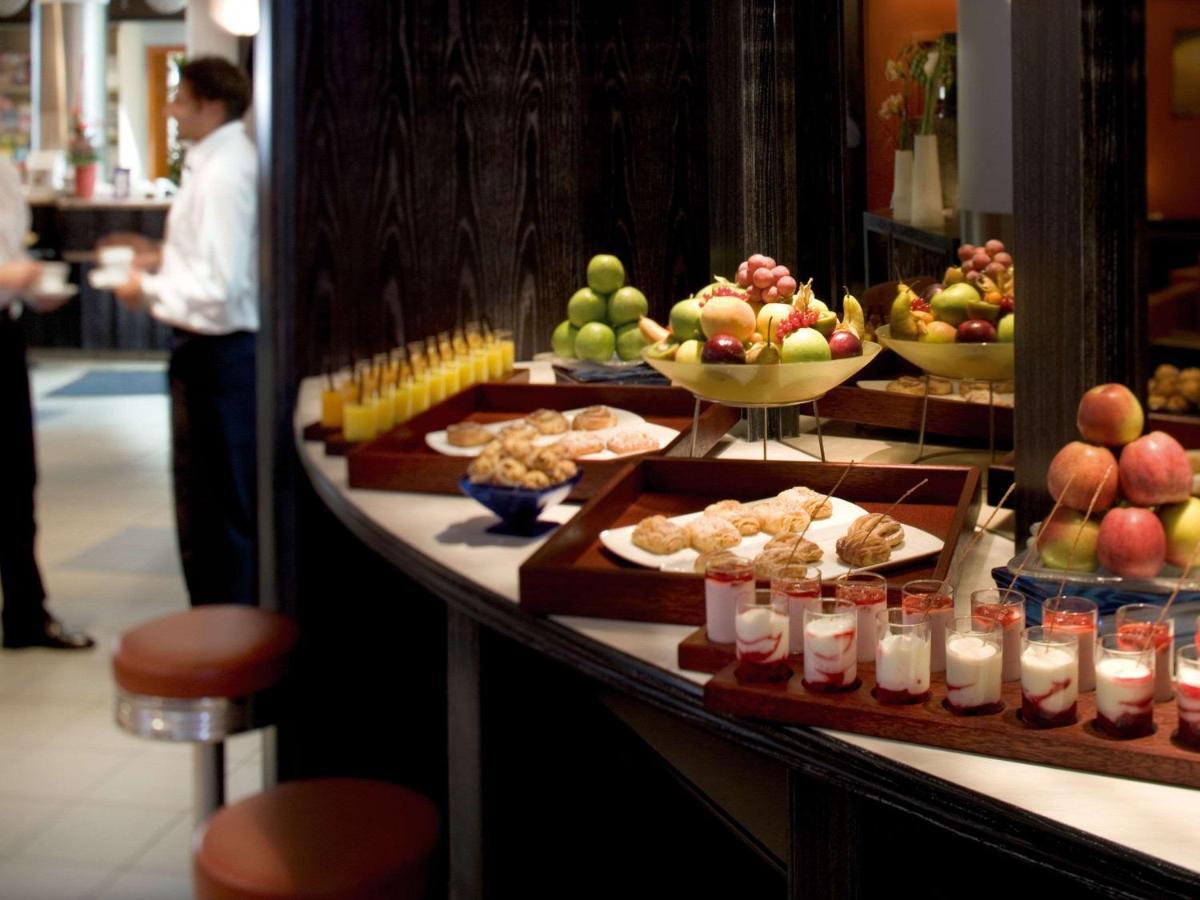 Movenpick Jumeirah Village Triangle Dubái Exterior foto A buffet at a hotel