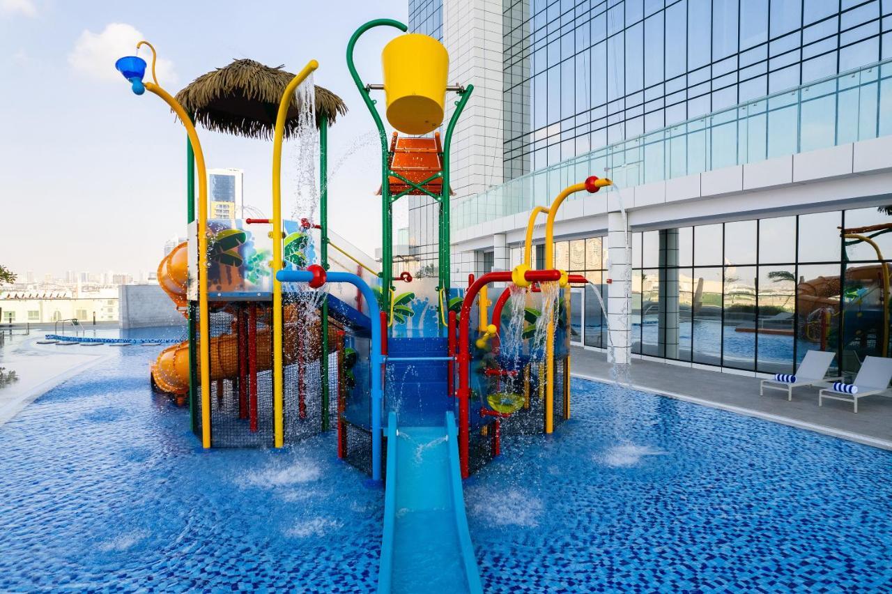 Movenpick Jumeirah Village Triangle Dubái Exterior foto A water park in Dubai