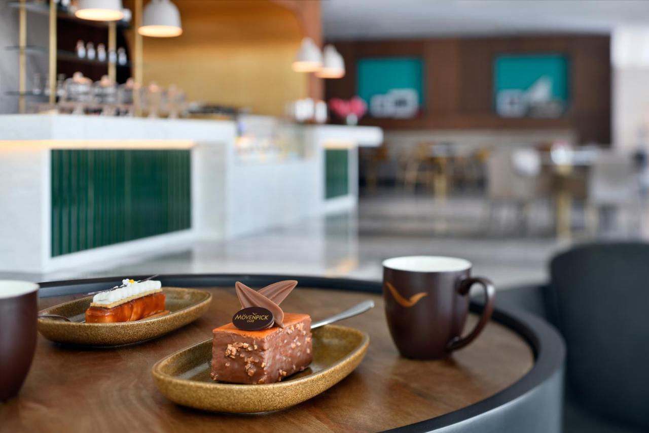 Movenpick Jumeirah Village Triangle Dubái Exterior foto The Lounge at London Heathrow Airport