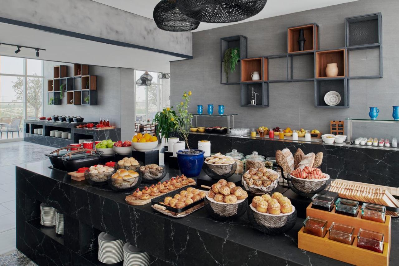 Movenpick Jumeirah Village Triangle Dubái Exterior foto A buffet at a hotel