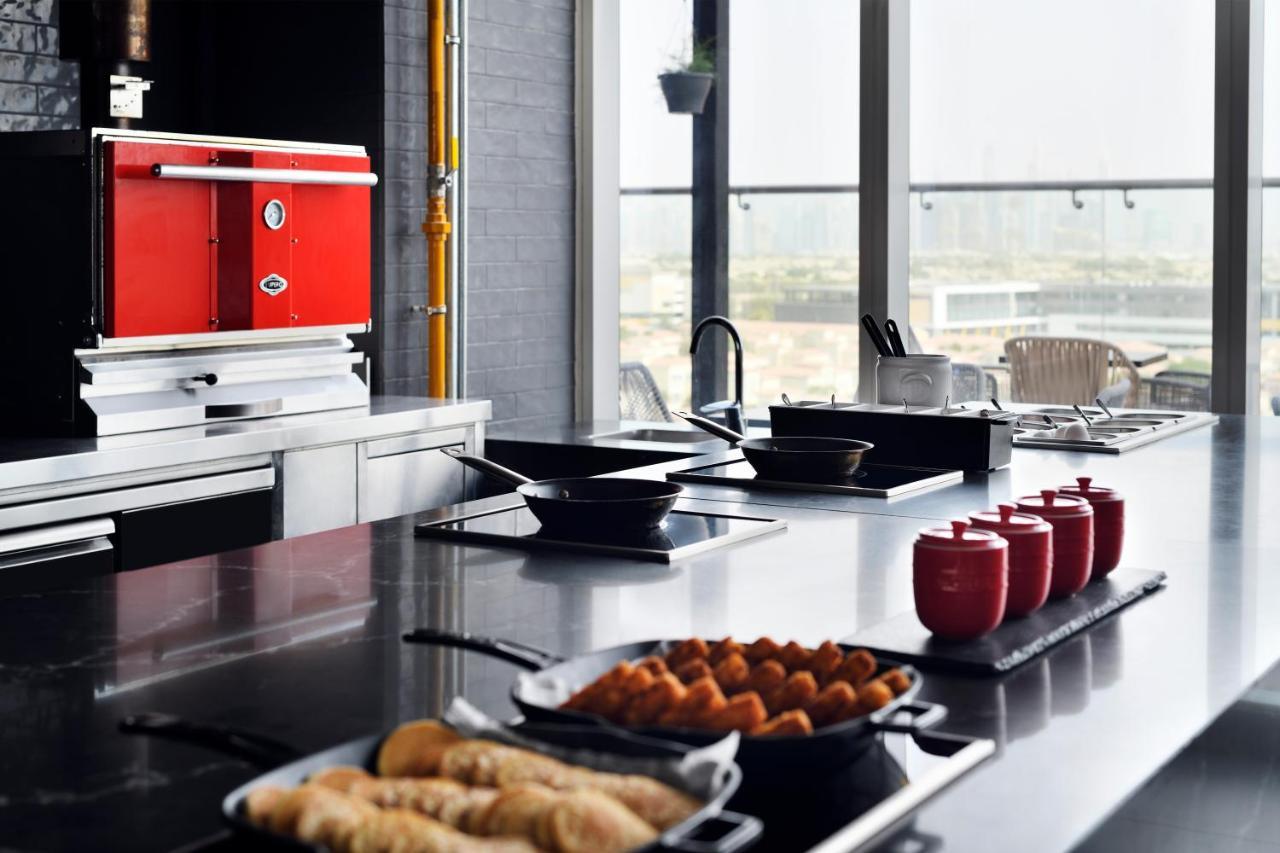 Movenpick Jumeirah Village Triangle Dubái Exterior foto A commercial kitchen