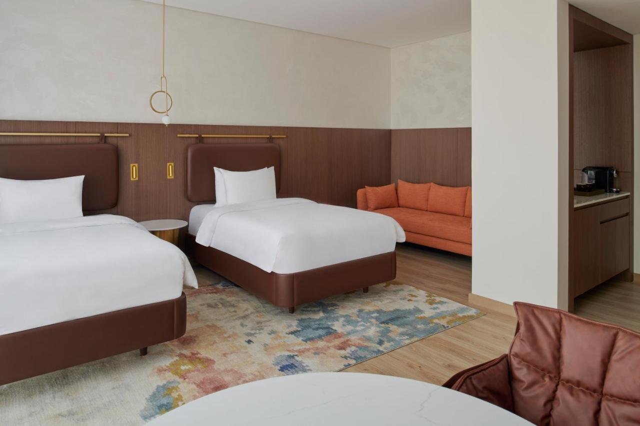 Movenpick Jumeirah Village Triangle Dubái Exterior foto A room at the hotel